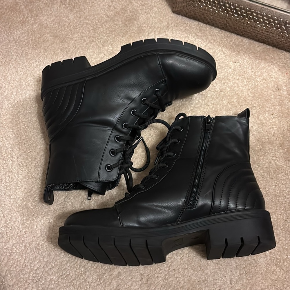 Mia Brand lace up with side, zipper, black combat boots, great condition